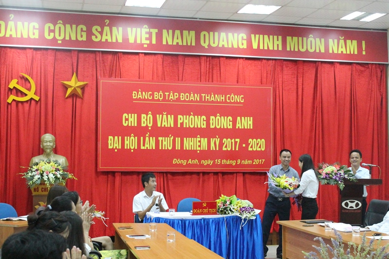 Giám Đốc-Bí thư Chi Bộ VPĐA nhận hoa chúc mừng 