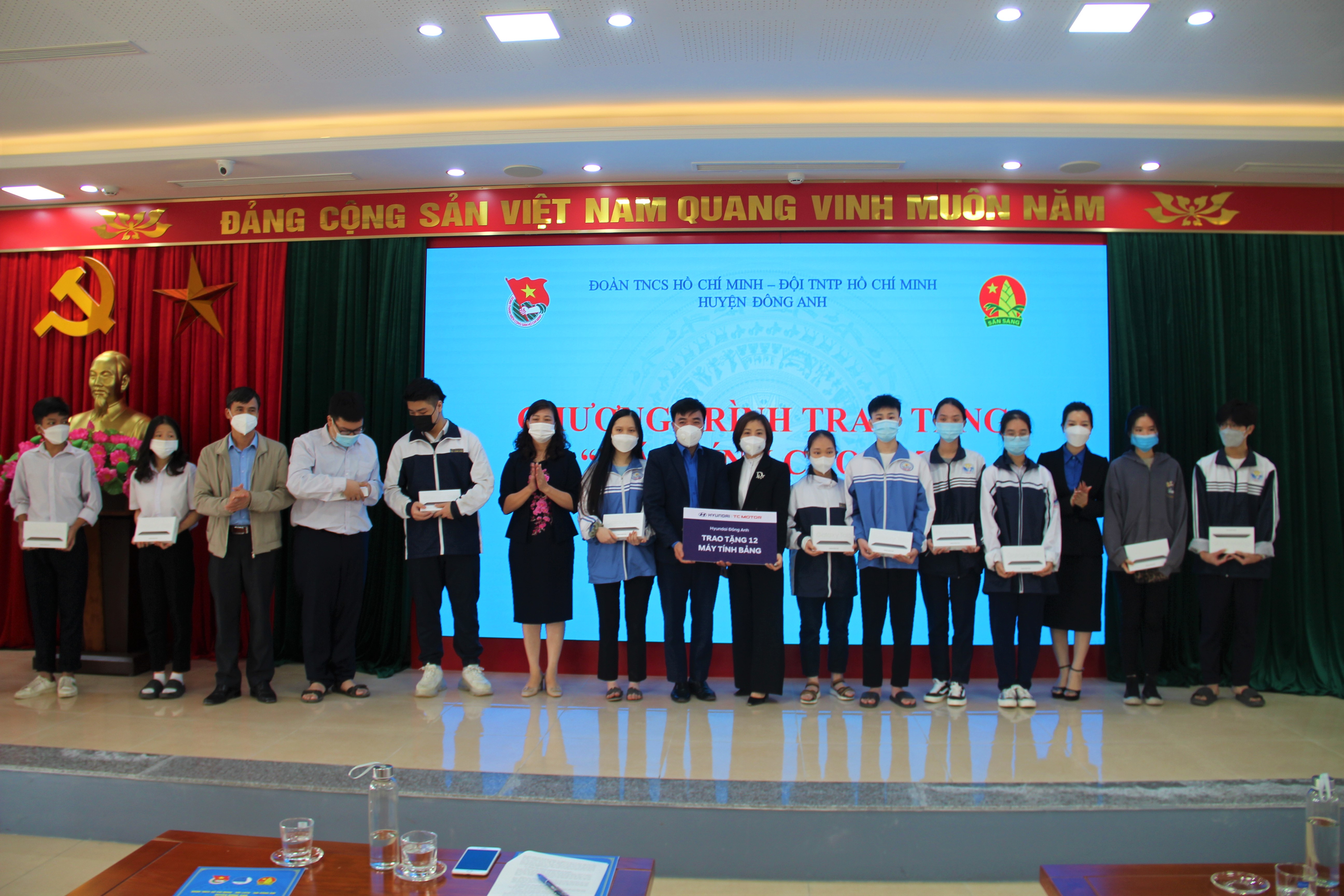 HYUNDAI ĐÔNG ANH TRAO TẶNG MÁY TÍNH BẢNG CHO HỌC SINH KHÓ KHĂN TẠI HUYỆN ĐÔNG ANH